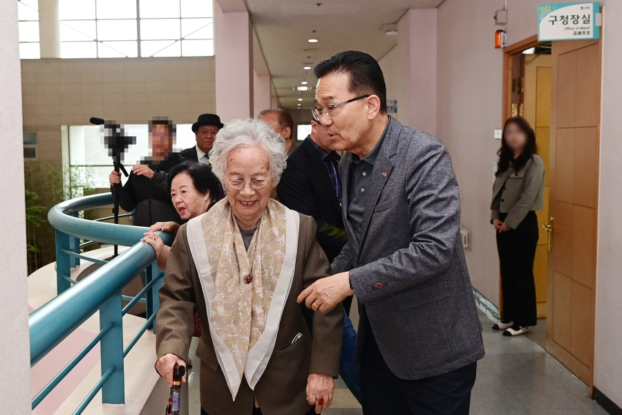 연수큰재장학재단 장학기금기탁(함박마을경로당)의 3번째 이미지