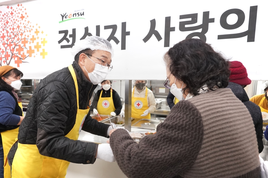 이재호 연수구청장은 지난 19일 설날을 앞두고 지역 내 취약계층 어르신의 따뜻한 명절을 기원하며 연수3동에 위치한 사랑의 무료 급식소를 방문해 자원봉사자를 격려하고 급식 봉사에 함께 참여해 구슬땀을 흘렸다.