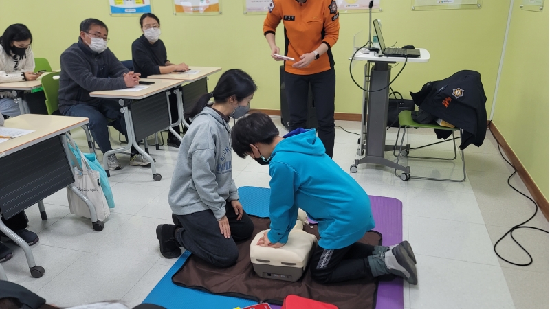 연수구 송도건강생활지원센터에서는 지난 15일 지역주민의 응급상황에 대한 대처능력 향상을 위한 심폐소생술 교육을 실시했다.