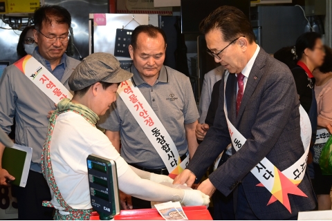 이재호 연수구청장, 추석 명절맞이 전통시장 격려 방문