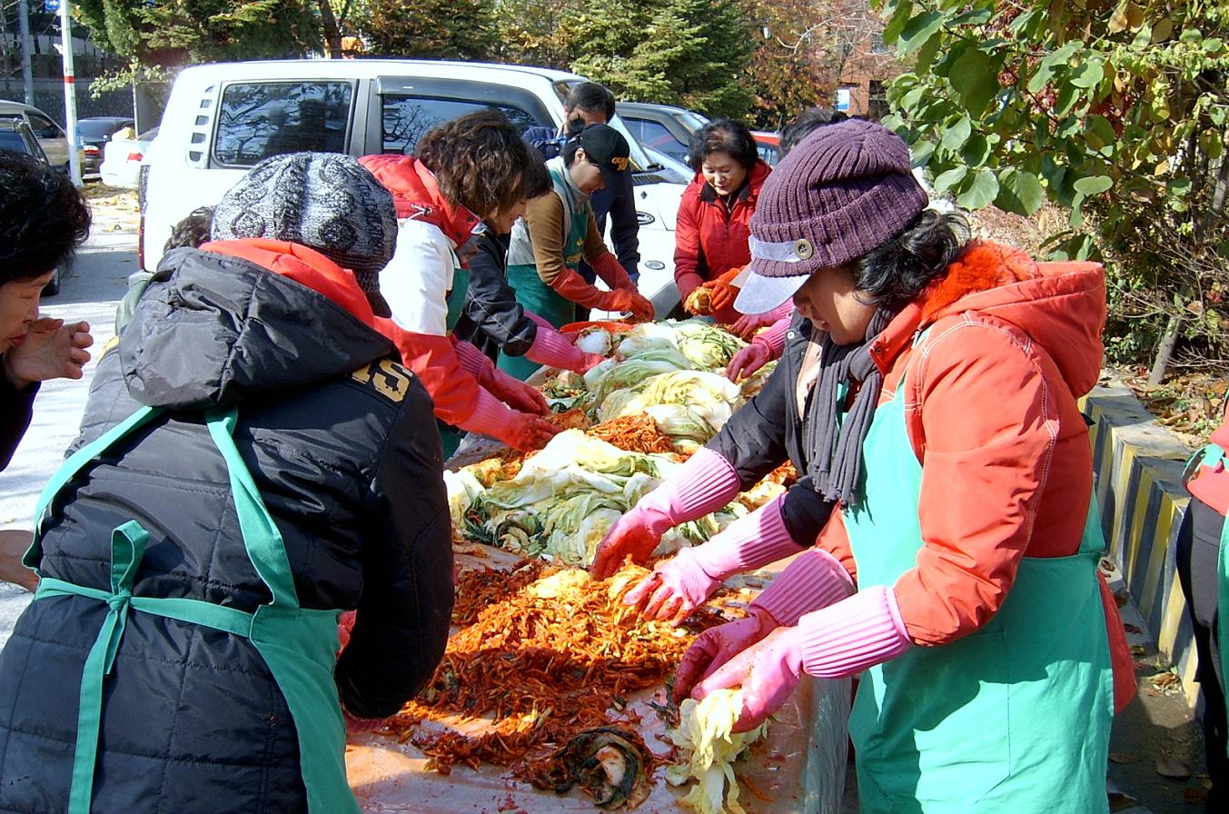 연수1동 새마을부녀회 ‘사랑의 김장담그기’ 행사의 1번째 이미지