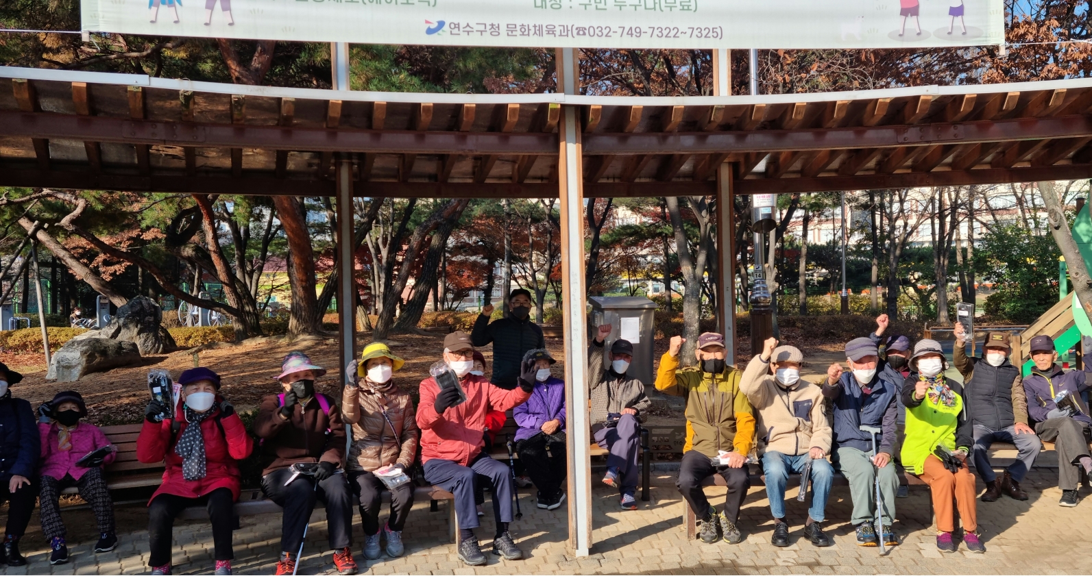 연수구는 공익활동형 구직접사업인 환경·공원지킴이 사업 참여자 어르신에게 동절기 안전사고 예방을 위한 활동 물품으로 방한장갑을 지급한다.